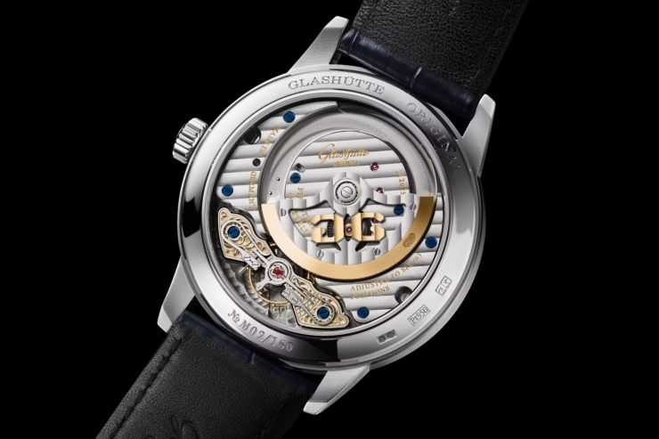 GLASHÜTTE ORIGINAL - PANO - 1-92-11-01-03-61 - 格拉蘇蒂原創再創經典,全新PanoMaticCalendar 偏心年曆「晨曦藍」鏤空腕錶登場