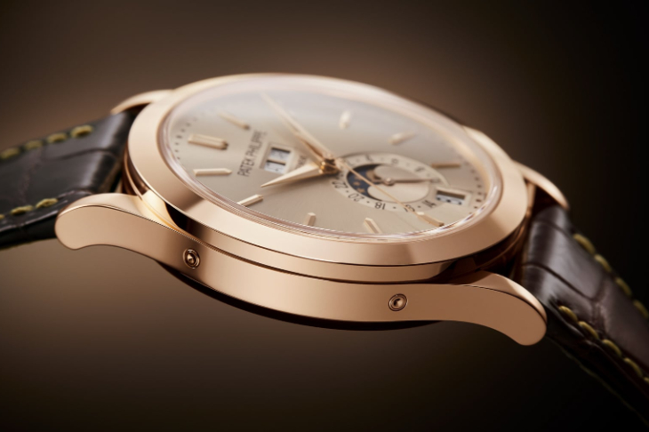 PATEK PHILIPPE - COMPLICATIONS - 5396R-016 - 藏家必看的沙米色面盤|百達翡麗 5396R 年曆腕錶三十週年致敬之作
