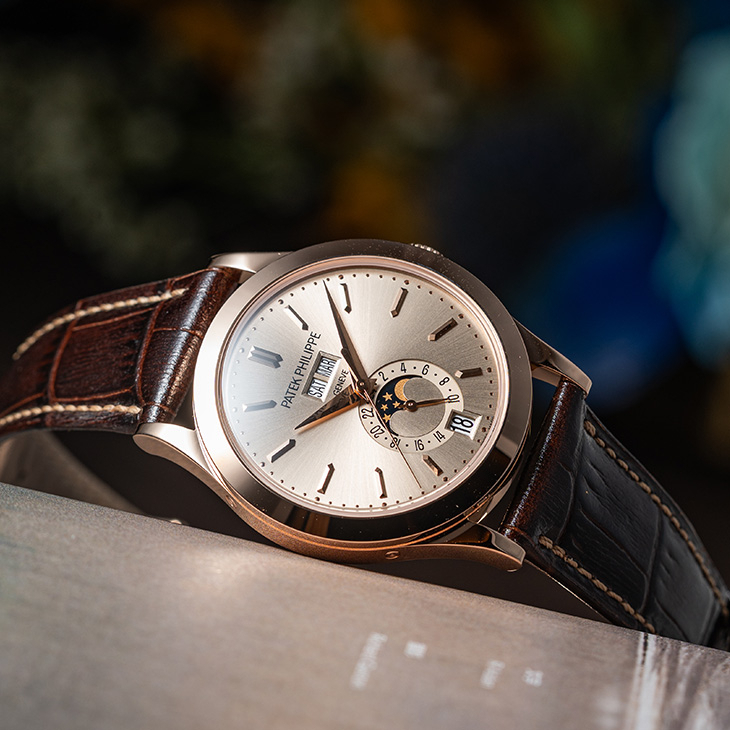PATEK PHILIPPE - COMPLICATIONS - 5396R-016 - 藏家必看的沙米色面盤|百達翡麗 5396R 年曆腕錶三十週年致敬之作
