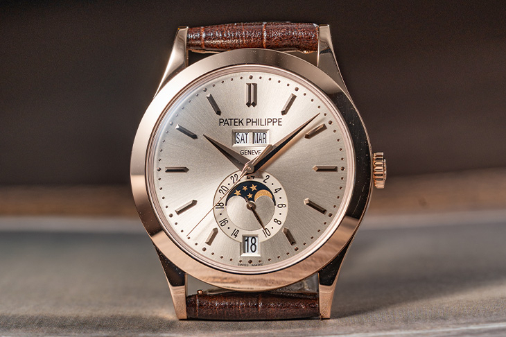 PATEK PHILIPPE - COMPLICATIONS - 5396R-016 - 藏家必看的沙米色面盤|百達翡麗 5396R 年曆腕錶三十週年致敬之作